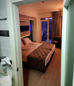 a hotel room with a bed in a room at Cleopatra City Hotel in Alanya