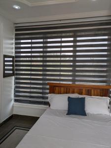 PrampramにあるKabeya Placeのベッドルーム1室(大型ベッド1台、青い枕付)