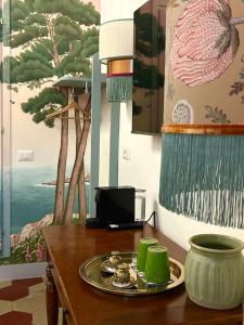 een houten tafel met een bord eten erop bij The Grand Tour Bed & Breakfast in Rome