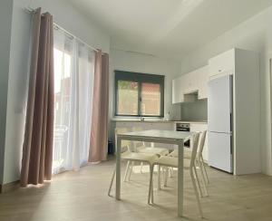 uma cozinha com uma mesa e cadeiras e um frigorífico em Casa Antonio - apartamento Sol em Playa de San Juan