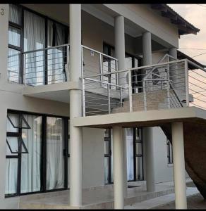 - Edificio con balcón y escalera en GoldenWays Apartment 3, en Mbabane