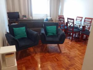 uma sala de estar com um sofá, cadeiras e uma mesa em HOSTEL e POUSADA SALVADOR PRAIA em Salvador