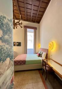 een slaapkamer met een bed en een tafel erin bij The Grand Tour Bed & Breakfast in Rome