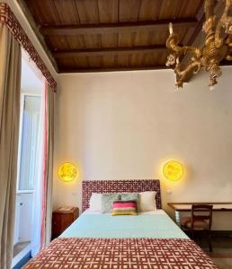 een slaapkamer met een groot bed en een tafel bij The Grand Tour Bed & Breakfast in Rome +57 foto's
