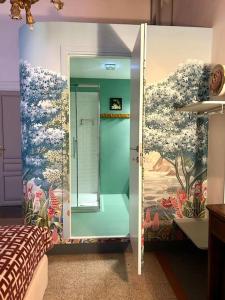 een kamer met een slaapkamer met een spiegel en bloemen bij The Grand Tour Bed & Breakfast in Rome