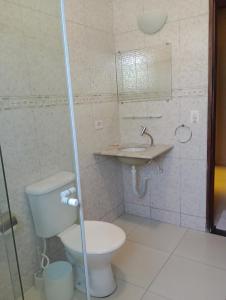 een badkamer met toilet en wastafel bij Tropical Paradise in Ubatuba +26 foto's