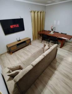 Μια τηλεόραση ή/και κέντρο ψυχαγωγίας στο Casa luxuosa em região central (Próximo ao Aeroporto)