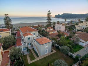 een luchtzicht op een stad met huizen en de oceaan bij Hotel La Villa Del Mare in Cagliari