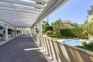 uma passagem ao lado de um edifício com piscina em Apartamento en Motril-costa de Granada em Motril