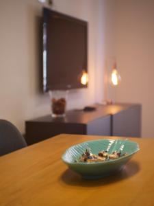 un plato de comida sentado en una mesa de madera en Chic Modern 2-Bedroom near Metro, en Roma
