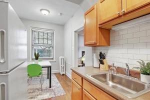 cocina con fregadero y mesa en Chic & Contemporary Studio Apartment - Bstone 120, en Chicago