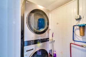 Orange Cottage with Hiking Access 1 Mi to Lake Anna في Kirk O'Cliff: غسالة ومجفف في الغرفة