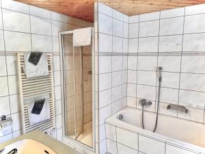Das Bad ist mit einer Badewanne und einer Dusche ausgestattet. in der Unterkunft Gasthof Ochsen in Nesslau