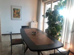 una mesa y sillas en una habitación con una planta en CASABELLA, en Monza
