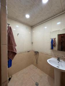 bagno con lavandino e specchio di Wormhole a Sumqayıt