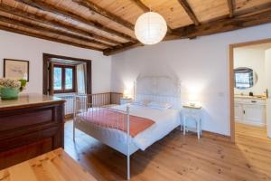 una camera da letto con un letto e un soffitto in legno di Quinta da Maria Mendes a Serpins