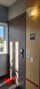 una puerta del ascensor en una oficina con un cartel en ella en ibis Sao Jose dos Campos Dutra en São José dos Campos