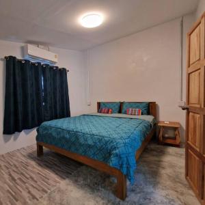 Kama o mga kama sa kuwarto sa Thai Neighbourhood Duplex Stay: 3 Bedroom Home