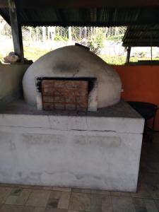 een bakstenen oven zittend op een tafel bij Chácara São José in Piranguçu