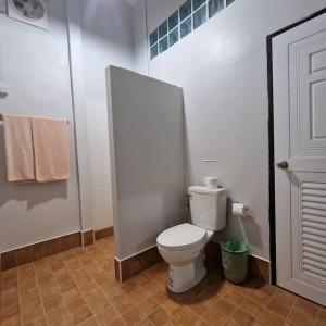 Bathroom sa Thai Neighbourhood Duplex Stay: 3 Bedroom Home