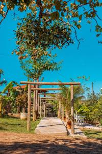 una pasarela de madera en un parque con árboles en Pousada Yvanna, en Pirenópolis