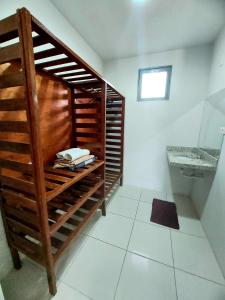 a bathroom with a wooden bunk bed in a room at Residencial Petur Gravatá in Gravatá