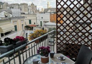 uma varanda com uma mesa e vista para a cidade em Bracco Rooms & Suites em Matera