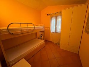 a small room with a bunk bed and a window at casa nostra tanaunella in Tanaunella