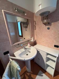 a bathroom with a sink and a mirror at casa nostra tanaunella in Tanaunella