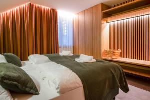 een slaapkamer met een groot bed en handdoeken bij Luxury Residence Smrzovka - 6 bedrooms in Jablonec nad Nisou