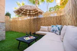 ベラにあるChill-out # Playa a 8min # NETFLIX # Relax # Apartamentoの白いソファとテーブルのあるリビングルーム