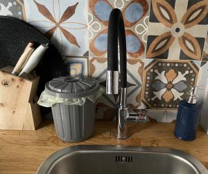 - un comptoir de cuisine avec un évier et un robinet dans l'établissement Nel cuore di Pescasseroli, à Pescasseroli