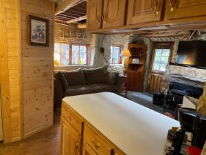 O bucătărie sau chicinetă la Rock Creek Cottage -3 miles from RMNP Wild Basin