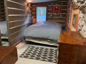Un pat sau paturi într-o cameră la Rock Creek Cottage -3 miles from RMNP Wild Basin