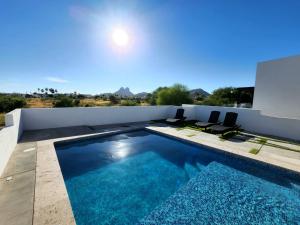 uma piscina no telhado de uma casa em Casa Espaciosa Alberca Privada En fraccionamiento Country Club de Golf em San Carlos