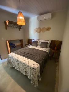 ein Schlafzimmer mit einem großen Bett in einem Zimmer in der Unterkunft Chalé D'maré in São Miguel dos Milagres