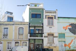 un edificio con un pájaro sobre él en Casa da Fonte - Vintage House and Rooftop, en Figueira da Foz