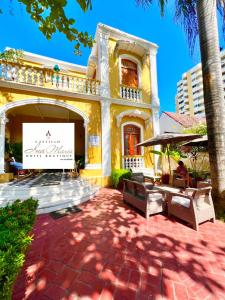 ein großes gelbes Gebäude mit einem großen Bildschirm davor in der Unterkunft Hotel Boutique Castillo Ines Maria in Cartagena de Indias