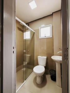 La salle de bains est pourvue de toilettes et d'un lavabo. dans l'établissement Apartamento ótima localização, à Passo Fundo