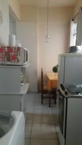 里約熱內盧的住宿－Apartamento Morro Da Urca，一间带炉灶和微波炉的小厨房