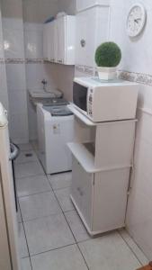 里約熱內盧的住宿－Apartamento Morro Da Urca，带微波炉和炉灶的小厨房