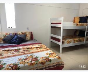 1 Schlafzimmer mit 2 Betten und 1 Etagenbett in der Unterkunft HOSTEL e POUSADA SALVADOR PRAIA in Salvador