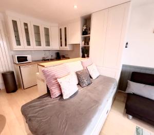 1 dormitorio con 1 cama con almohadas rosas y blancas en Skyline suite 2, en Oostduinkerke