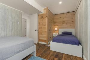 Un pat sau paturi într-o cameră la Dorset Dream Cottage