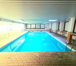 una gran piscina cubierta de agua azul en Skyline suite 2, en Oostduinkerke