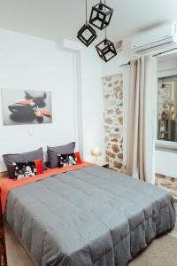 ein Schlafzimmer mit einem großen Bett in einem Zimmer in der Unterkunft luxury house in Ierápetra