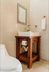 La salle de bains est pourvue d'un lavabo et de toilettes. dans l'établissement Casa Berty 1, à Ensenada
