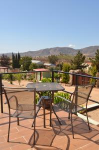 een tafel en stoelen op een balkon met uitzicht bij Casa Berty 1 in Ensenada