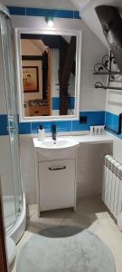 La salle de bains est pourvue d'un lavabo et d'un miroir. dans l'établissement LAZARÓWKA - RYBNO, à Rybno