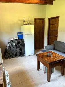 un soggiorno con tavolo e frigorifero di Cabaña “La Herencia” Paraguarí a Paraguarí